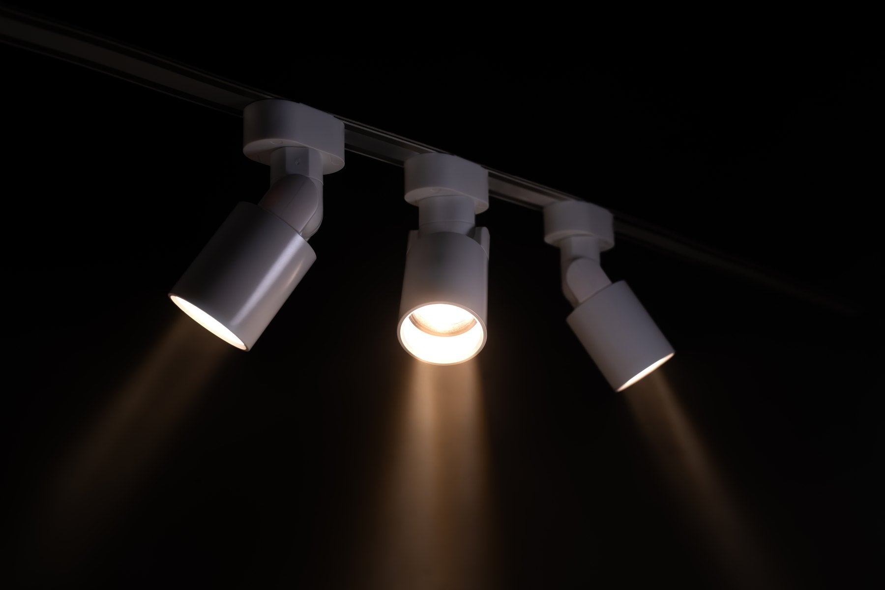 Gebündeltes Licht mit klarer Kante auf dunklem Hintergrund