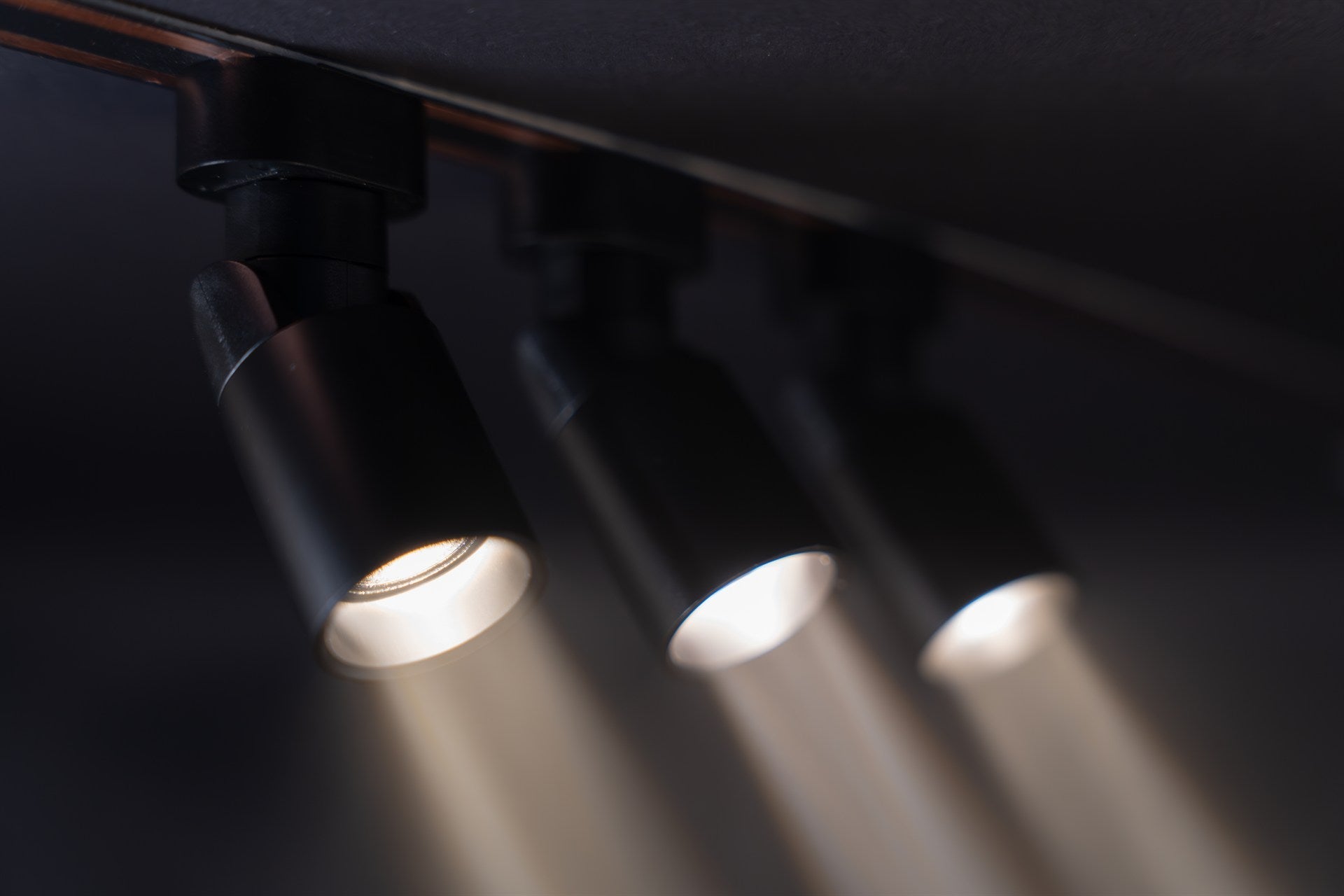 Spot Light Black montiert an der Schiene